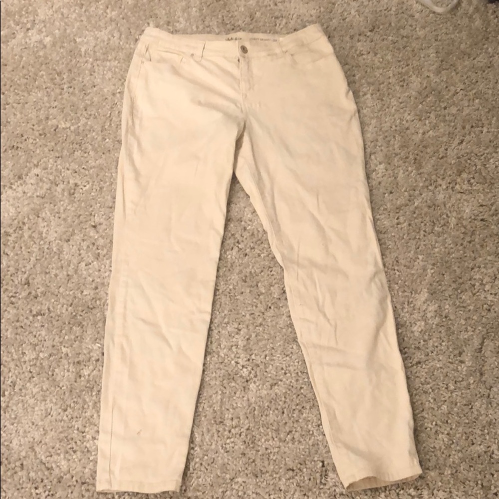 Light beige Capri pants.